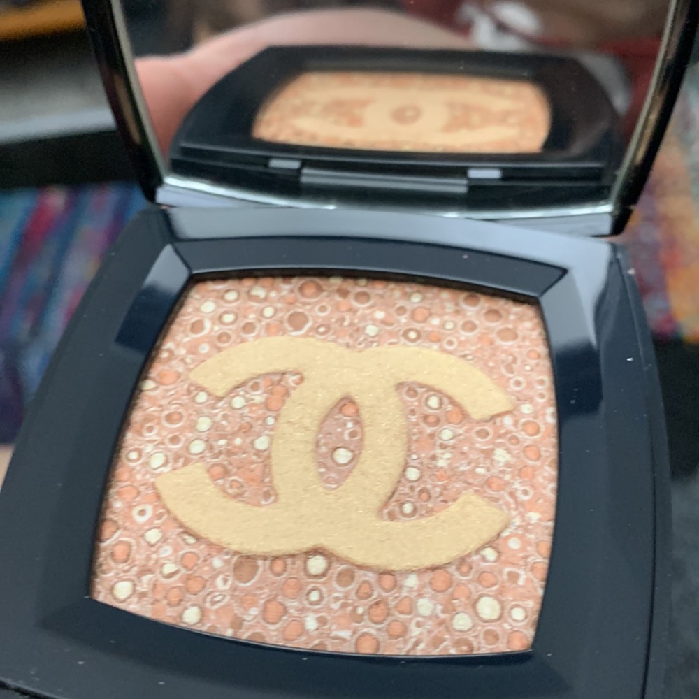 CHANEL Radiant glow highlighting powder NEW